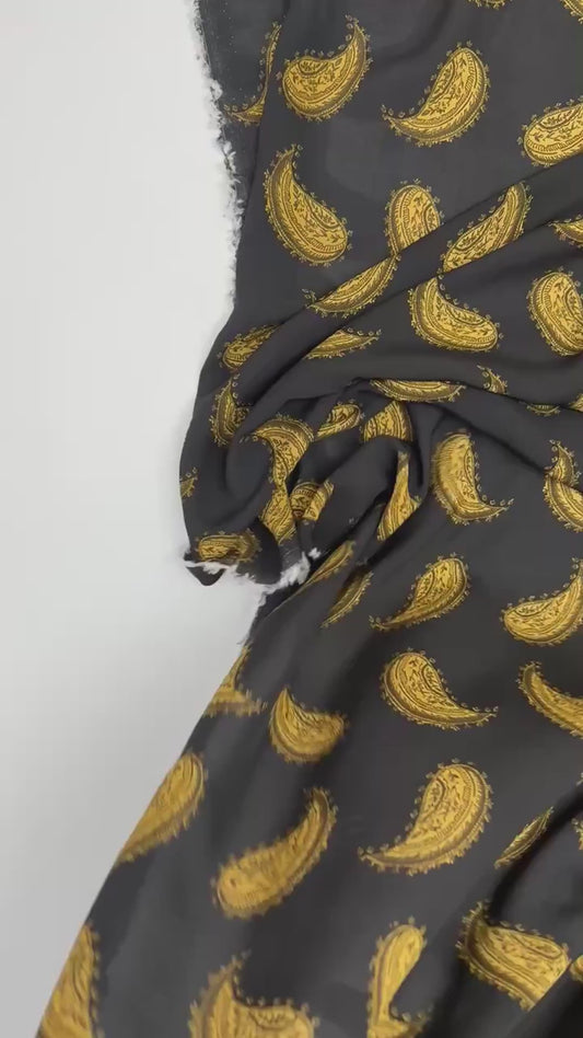 Italienischer 100% Viskose-Chiffonstoff mit goldenem Paisley-Muster auf schwarzem Hintergrund – 100 g/m²