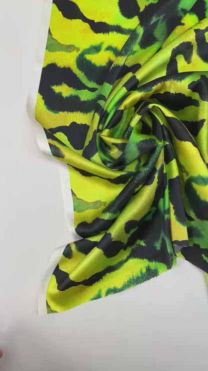 100 % satin de soie à motif sur fond vert 80 g/m²