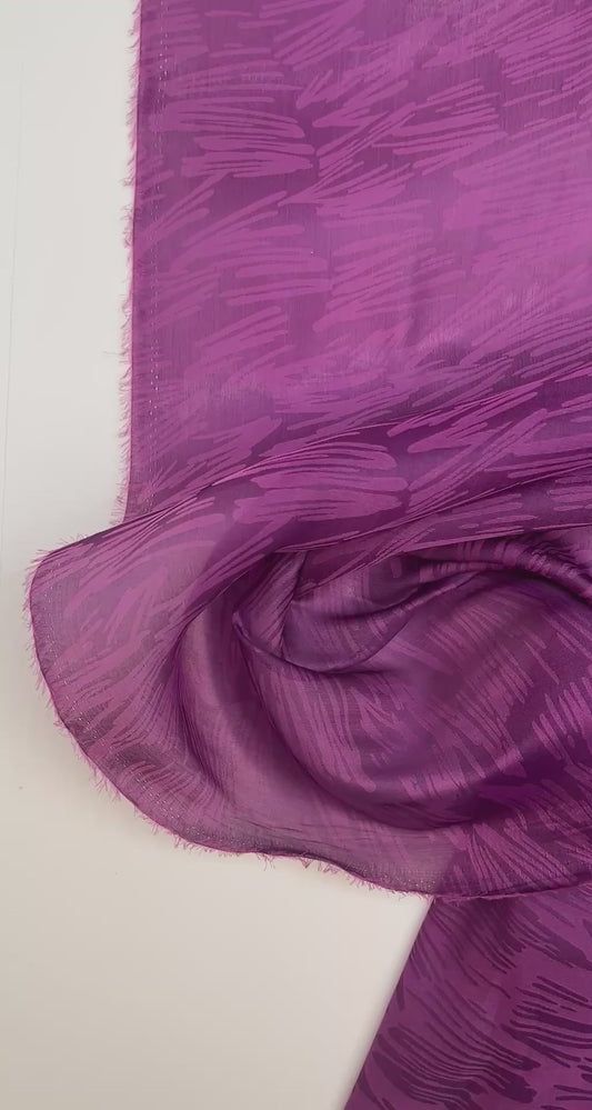 Italienischer Seidensatinstoff in Rosa- und Fliedertönen mit abstraktem Muster – 45 g/m²