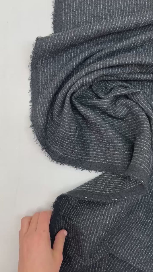 Tissu en laine noir à fines rayures 240 g/m²