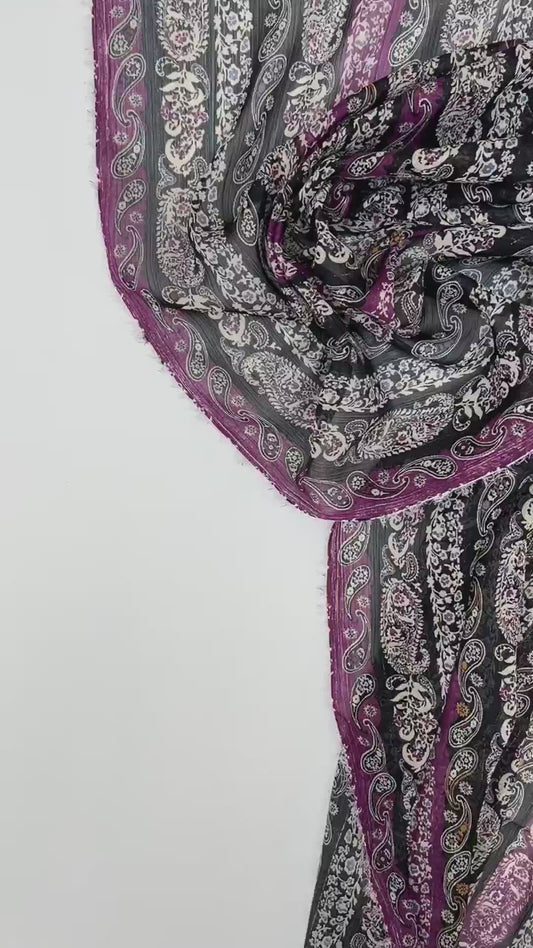 Tissu chiffon italien à motif paisley noir et violet avec fil de lurex 70 g/m²