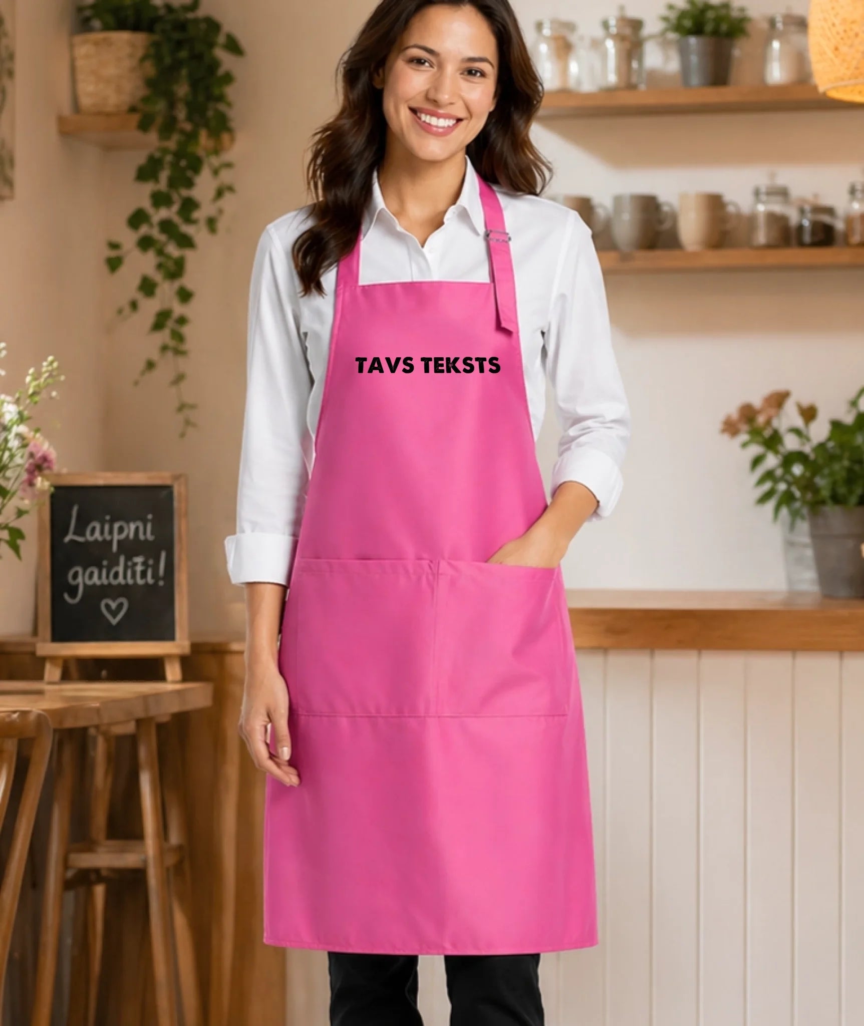 Image d’un tablier avec votre texte - rose – disponible chez Šarlotes audumi