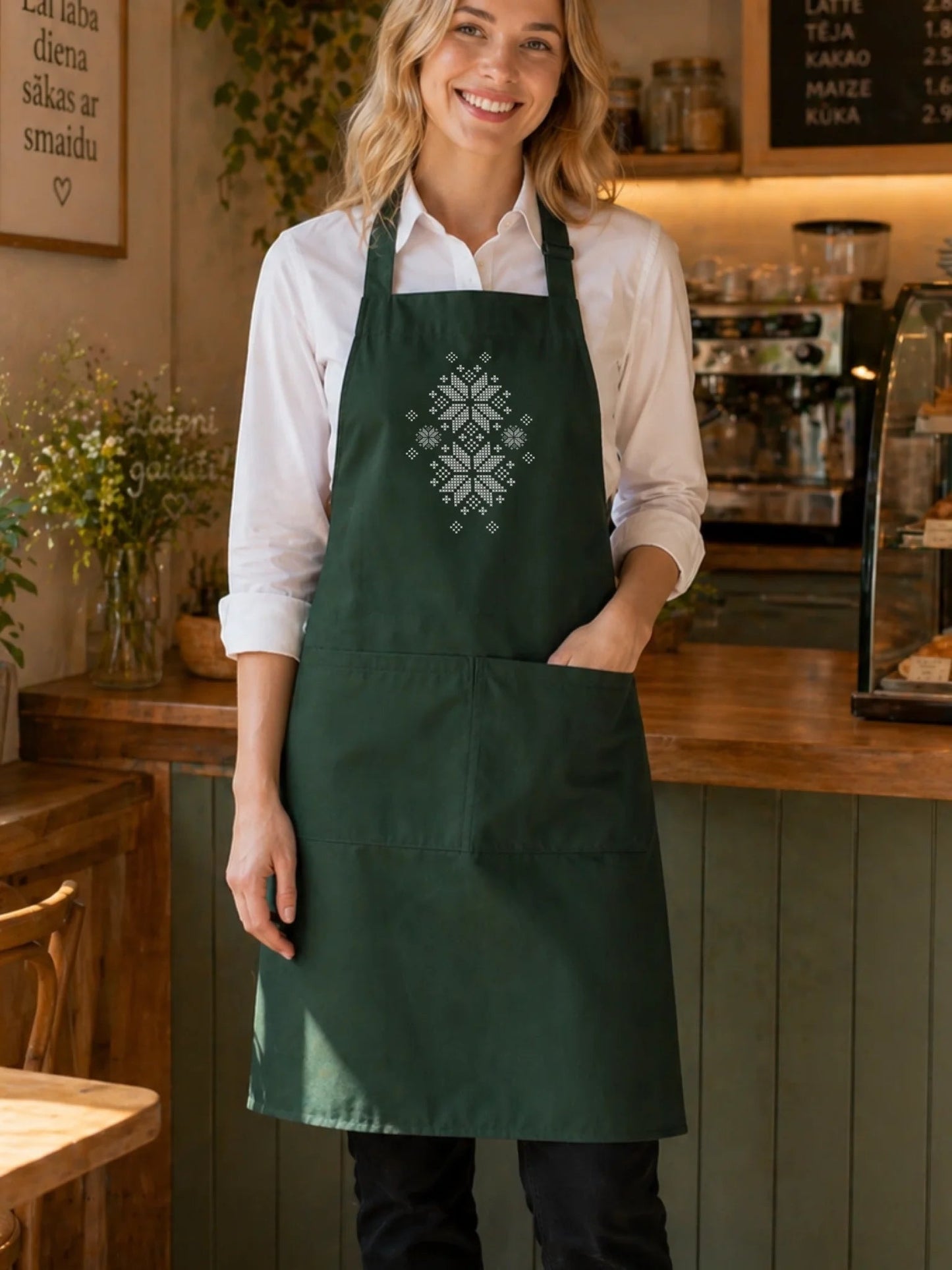Image du tablier «Auseklis» – disponible chez Šarlotes audumi