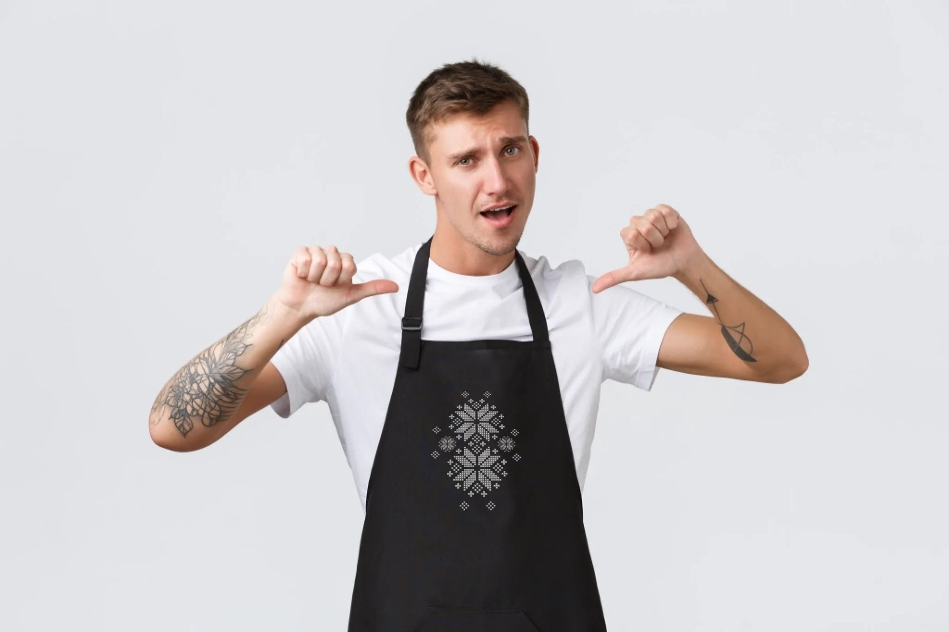 Image of black apron "Auseklis" – available at Šarlotes audumi