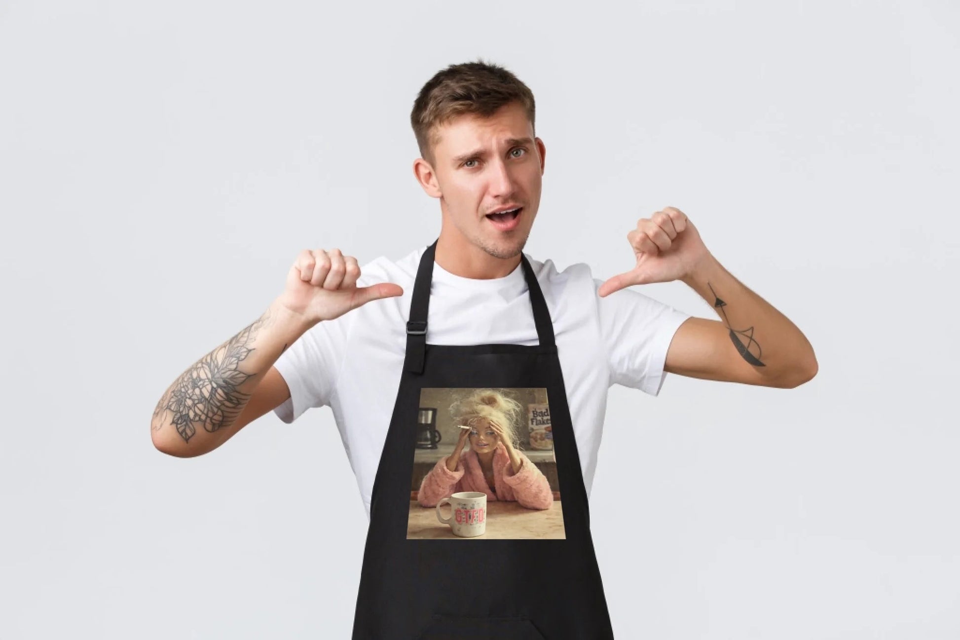 Image de tablier noir « GTFO » – disponible chez Šarlotes audumi