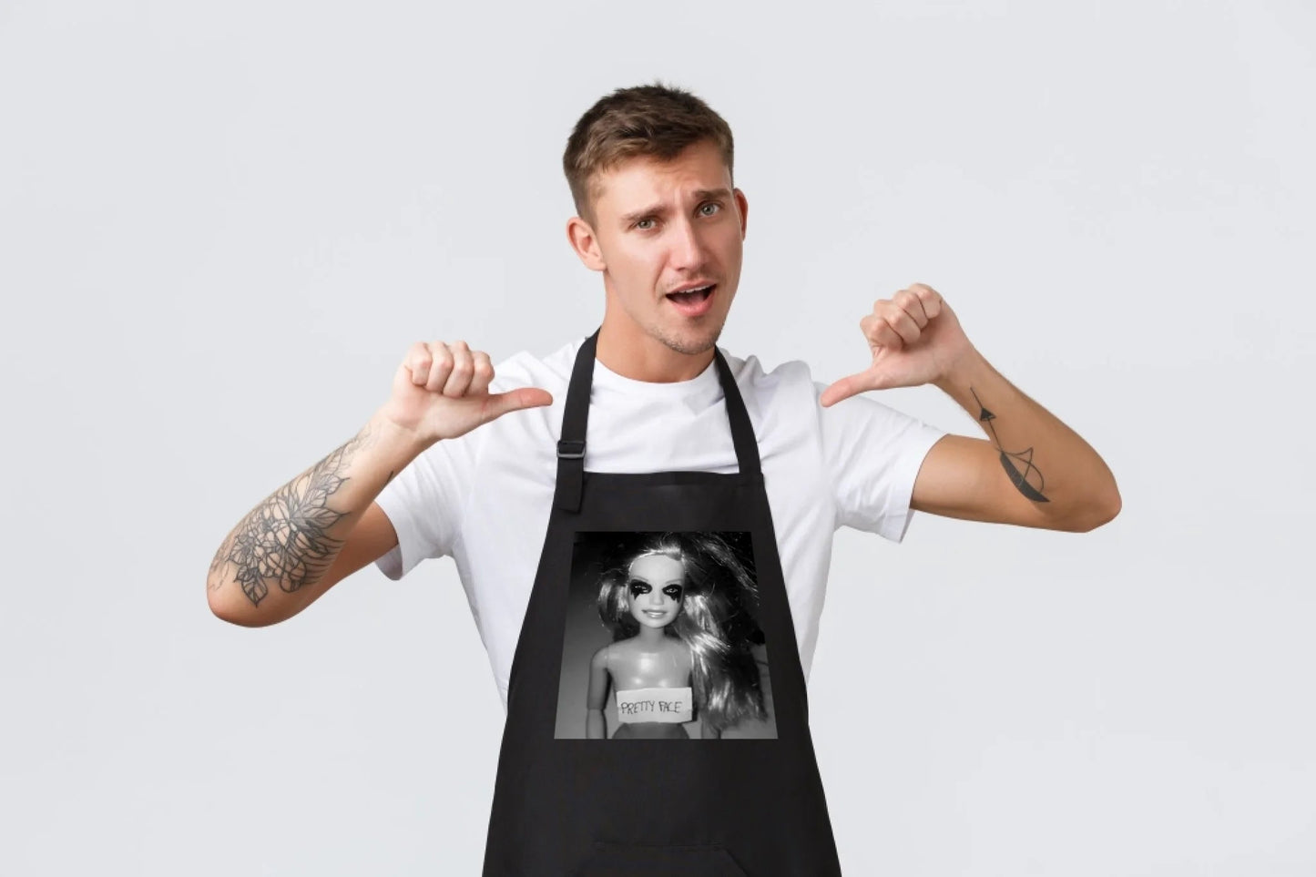 Image avec tablier noir «Pretty face» – disponible chez Šarlotes audumi