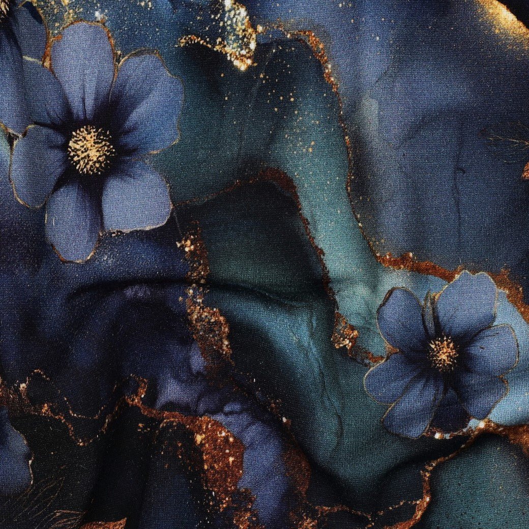 Tissu en maille Punto di Roma avec motif bleu et doré – disponible en ligne chez Šarlotes audumi