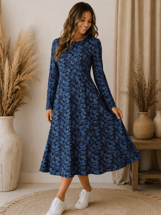 Image du tissu en maille Punto di Roma à motif bleu élégant – disponible en ligne chez Šarlotes audumi