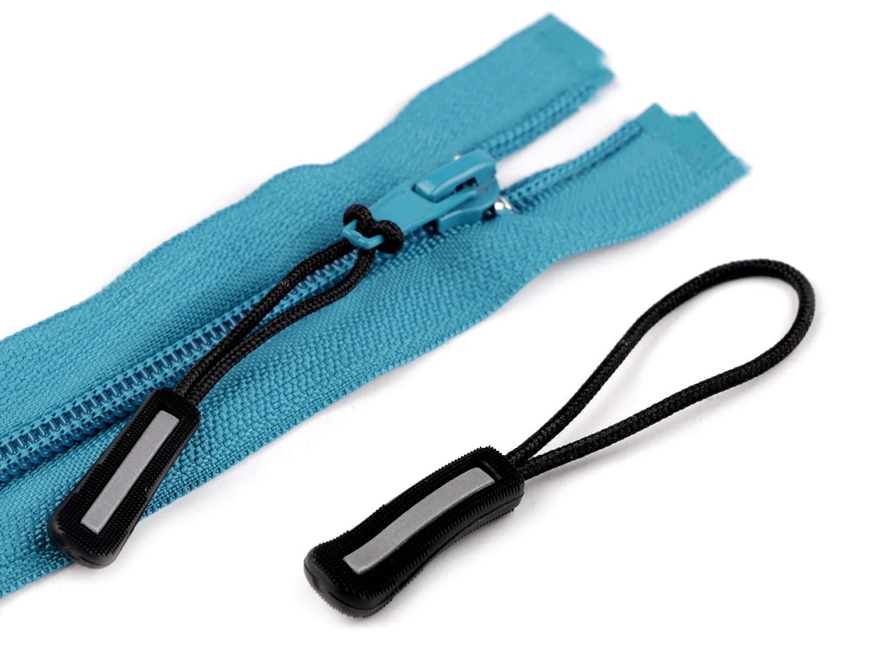 Image of a zipper pull with a reflective element – available at Šarlotes audumi