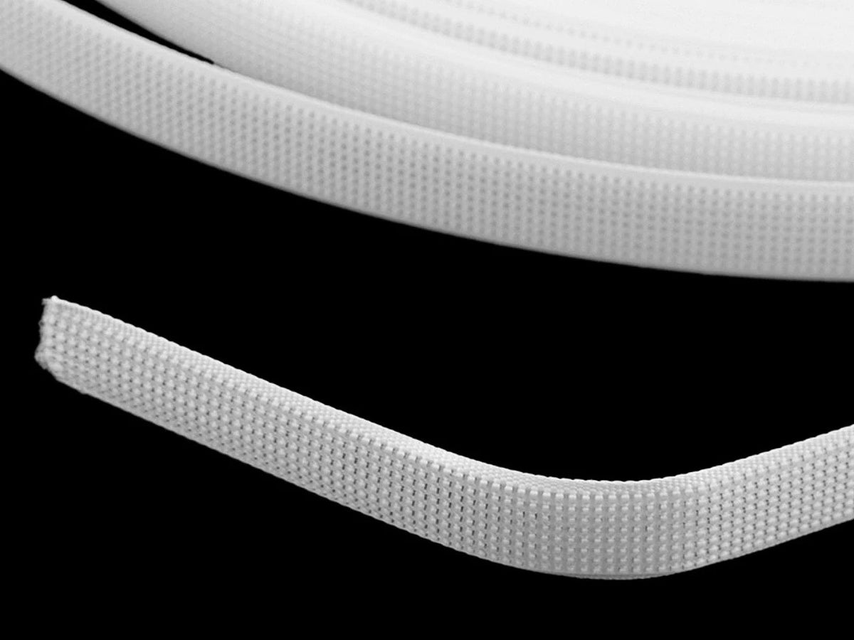 Image avec baleine de corset en polyester Rigilene – ruban à coudre pour corset, 8 mm – blanc – disponible en ligne chez Šarlotes audumi