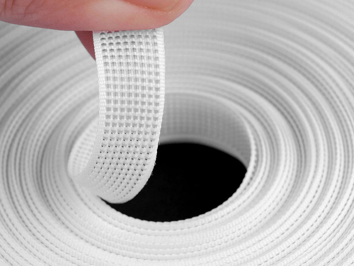 Image avec baleine de corset en polyester Rigilene – ruban à coudre pour corset, 8 mm – blanc – disponible en ligne chez Šarlotes audumi