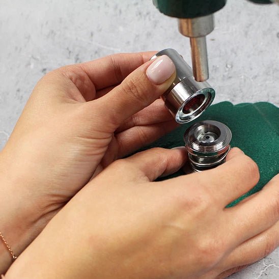 Image d’une presse manuelle pour fabriquer des boutons – disponible chez Šarlotes audumi