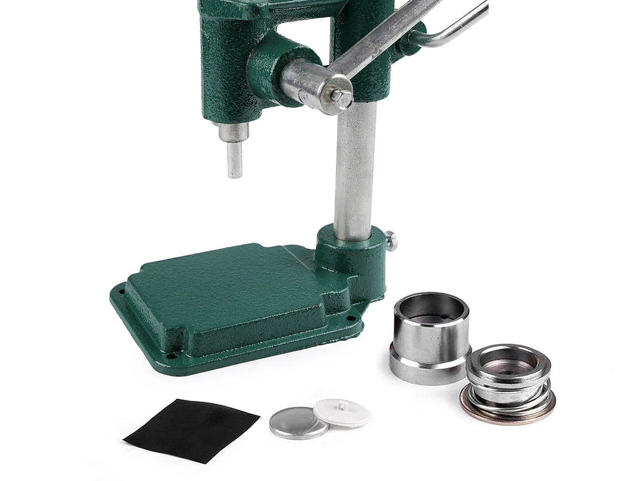Image d’une presse manuelle pour fabriquer des boutons, disponible chez Šarlotes audumi