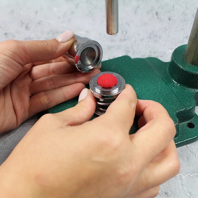 Image d’une presse manuelle pour fabriquer des boutons – disponible chez Šarlotes audumi