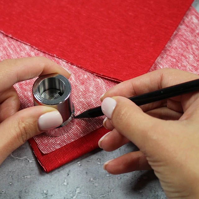 Image d’une presse manuelle pour fabriquer des boutons – disponible chez Šarlotes audumi