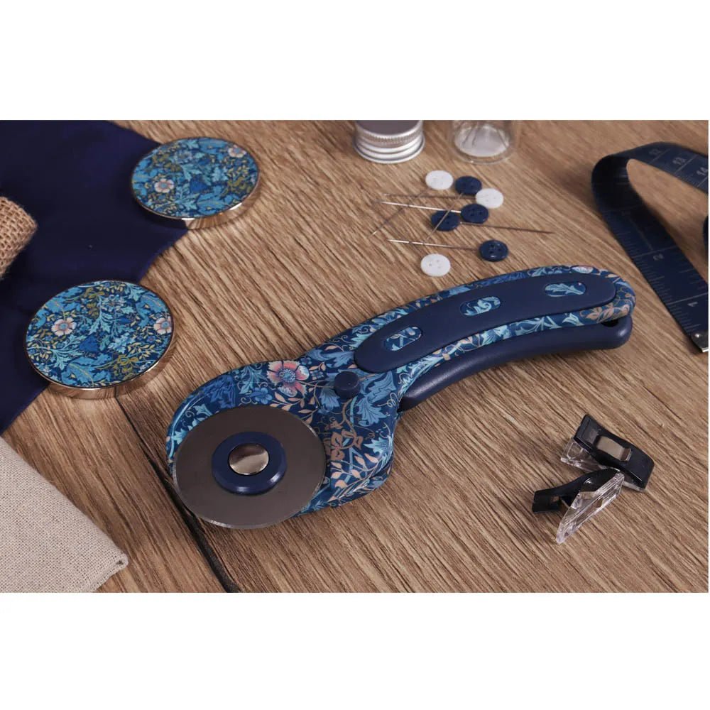 Image du couteau rotatif 45 mm à motif floral Hobby Gift — disponible chez Šarlotes audumi