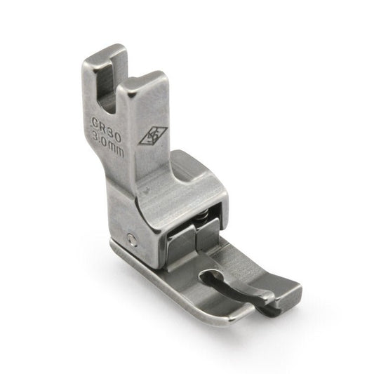 Image de pied-de-biche compensateur droit pour machine à coudre industrielle, 3,0 mm – disponible chez Šarlotes audumi