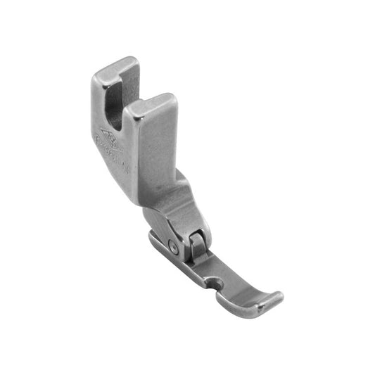Image d’un pied-de-biche pour machine à coudre industrielle - côté gauche pour fermetures éclair, étroit – disponible chez Šarlotes audumi