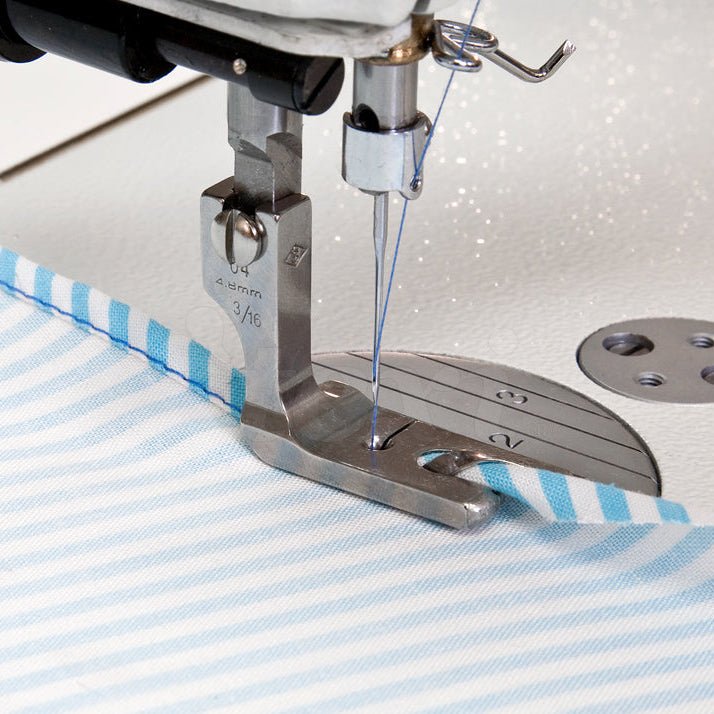 Image d’un pied-de-biche double de machine à coudre industrielle pour replier les bords, 3,2 mm – disponible chez Šarlotes audumi