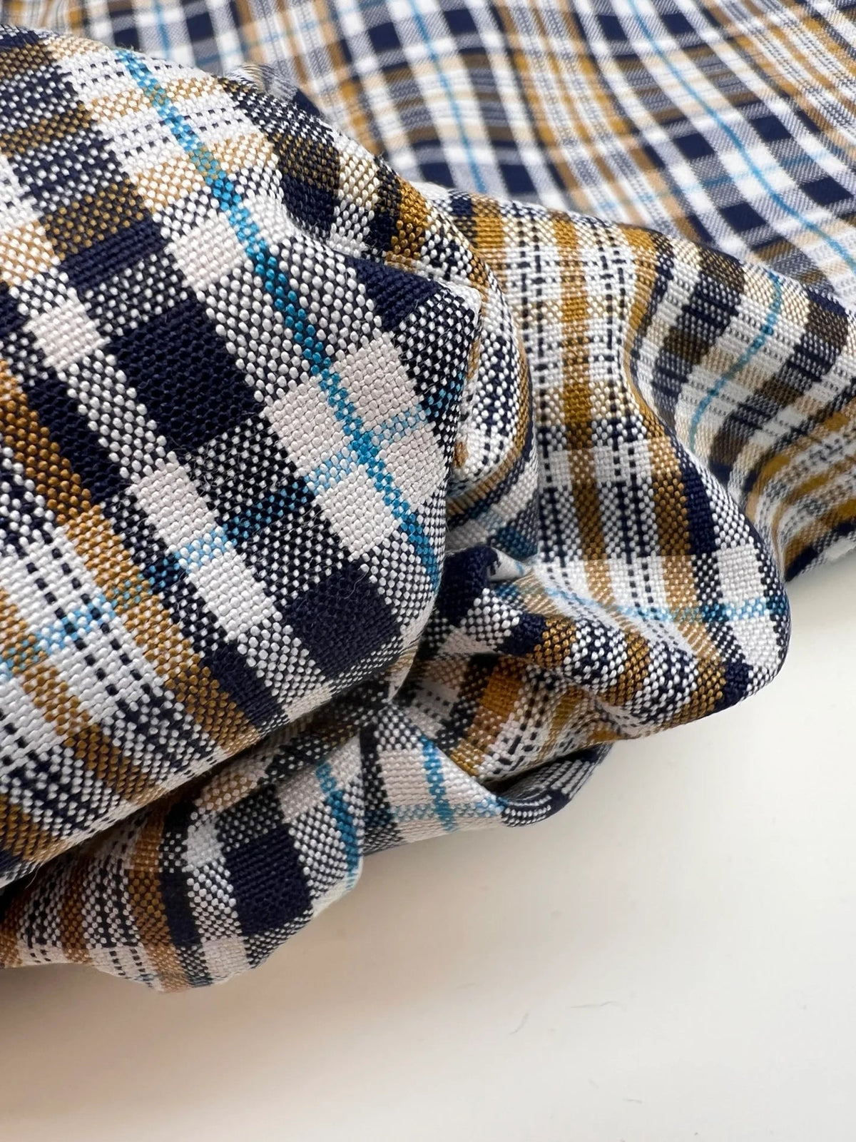 Image d’un tissu à carreaux en coton et viscose avec élasthanne, motif multicolore – Italie – disponible en ligne chez Šarlotes audumi
