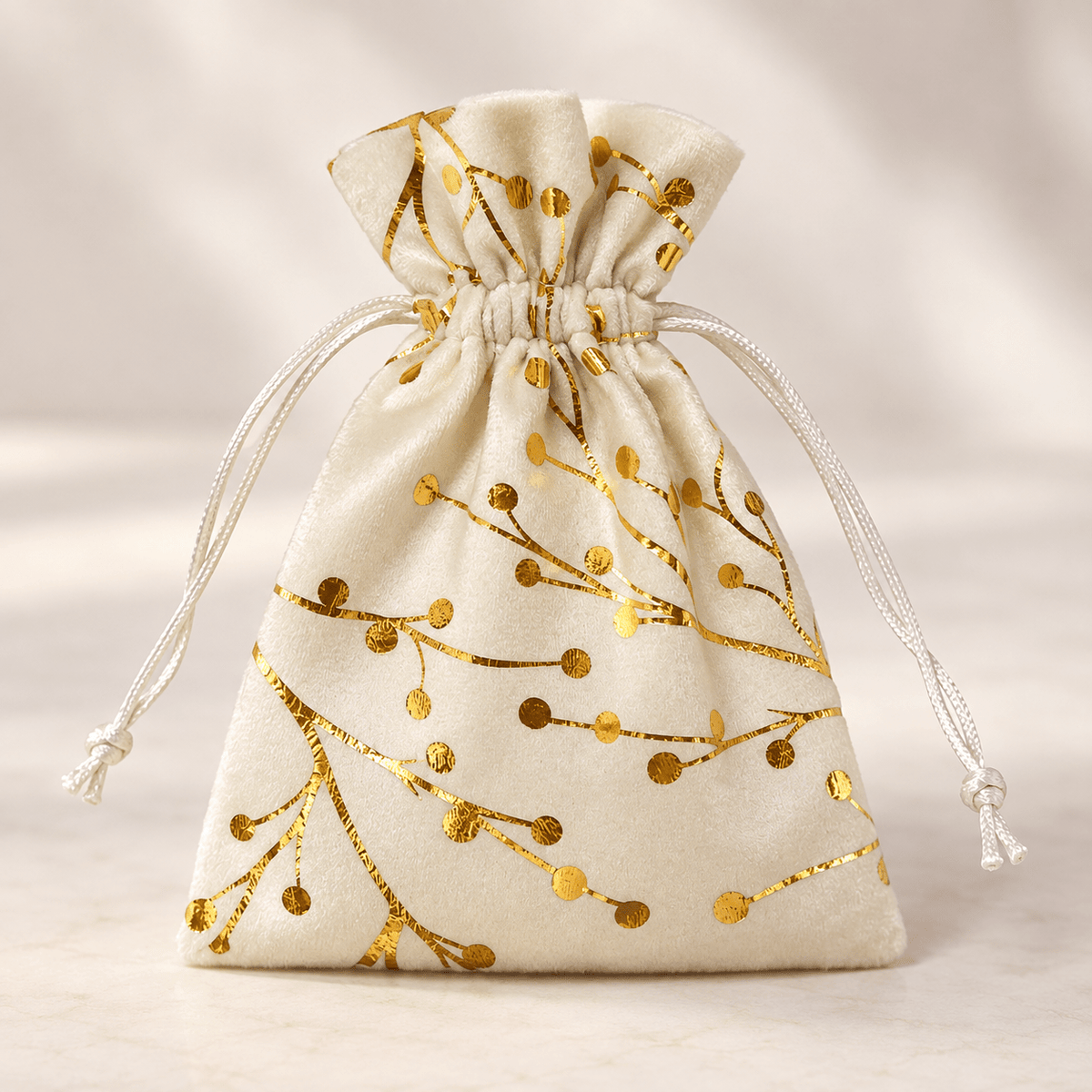 Image du sac cadeau en velours 13x18 cm – disponible en ligne chez Šarlotes audumi