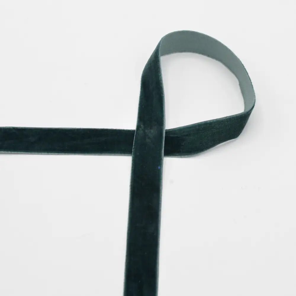 Image avec ruban en velours 15 mm - vert foncé – disponible chez Tissus Charlotte
