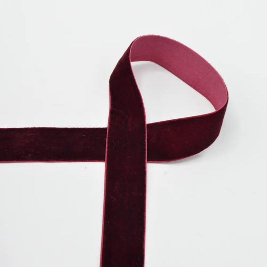 Image d’un ruban en velours 25 mm - bordeaux – disponible chez Šarlotes audumi