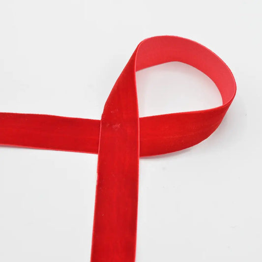 Image avec ruban de velours 25 mm - rouge – disponible chez Šarlotes audumi