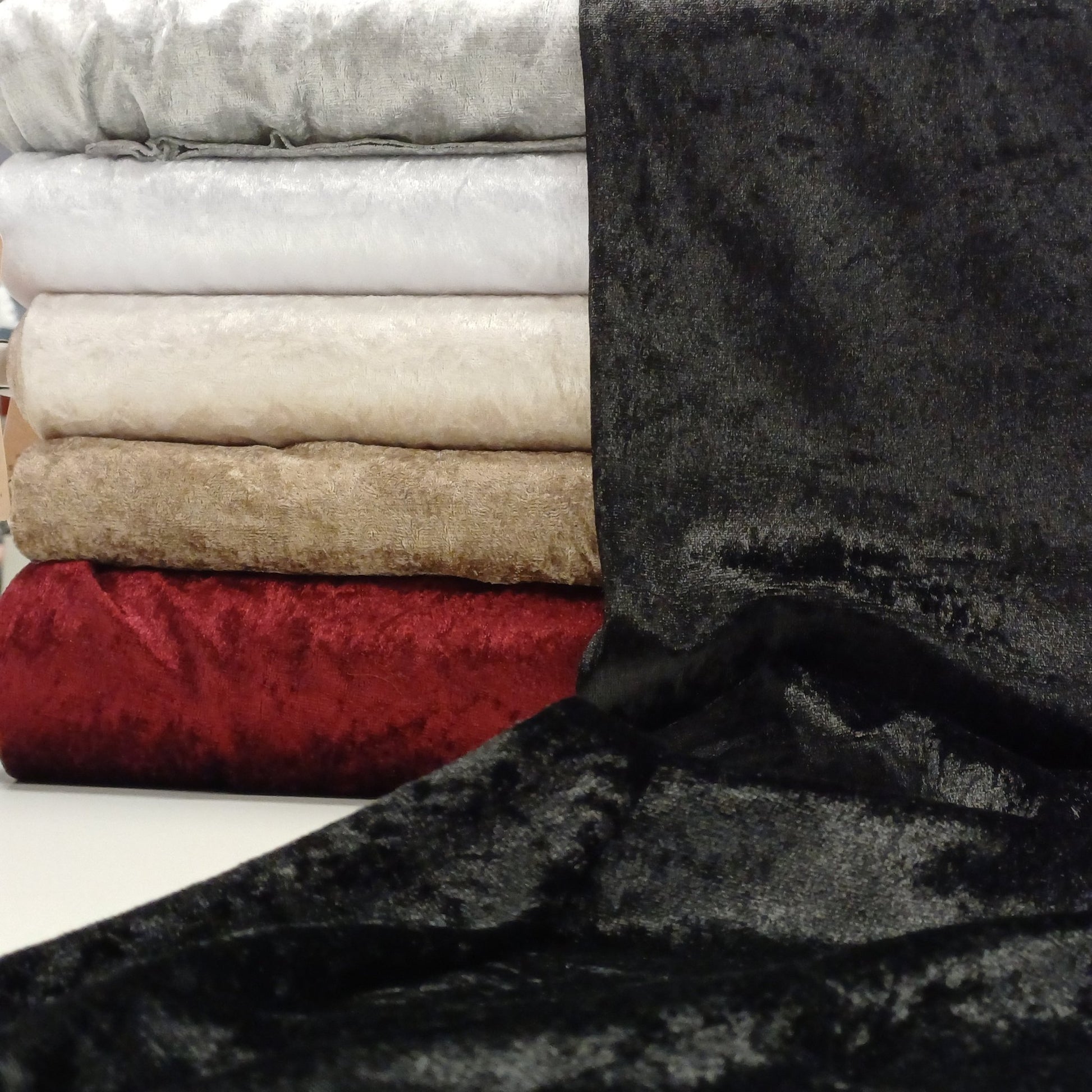 Velvet with crinkle effect - black 160 g/m²