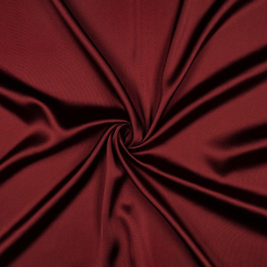 Image de satin avec élasthanne bordeaux – disponible en ligne chez Šarlotes audumi