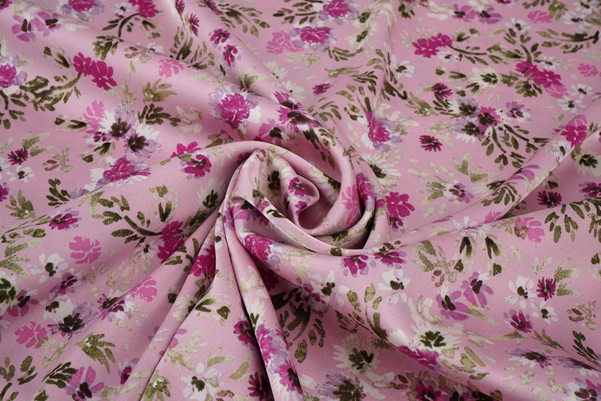 Satin avec élasthanne - fleurs sur fond rose 80 g/m²