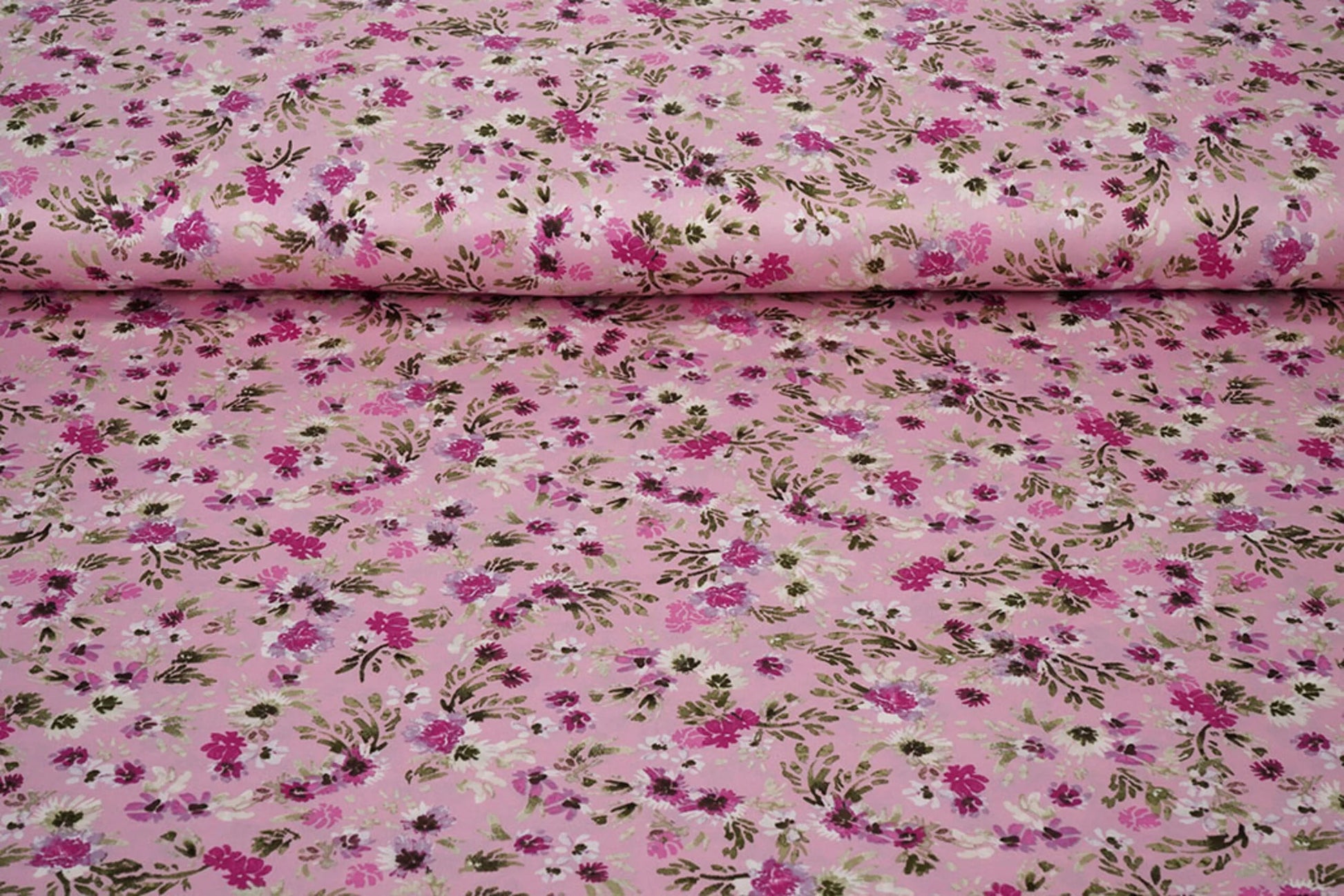 Satin avec élasthanne - fleurs sur fond rose 80 g/m²