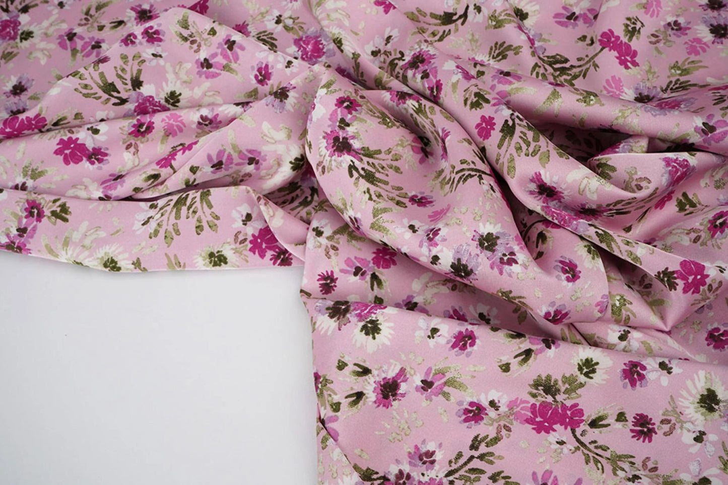Satin avec élasthanne - fleurs sur fond rose 80 g/m²