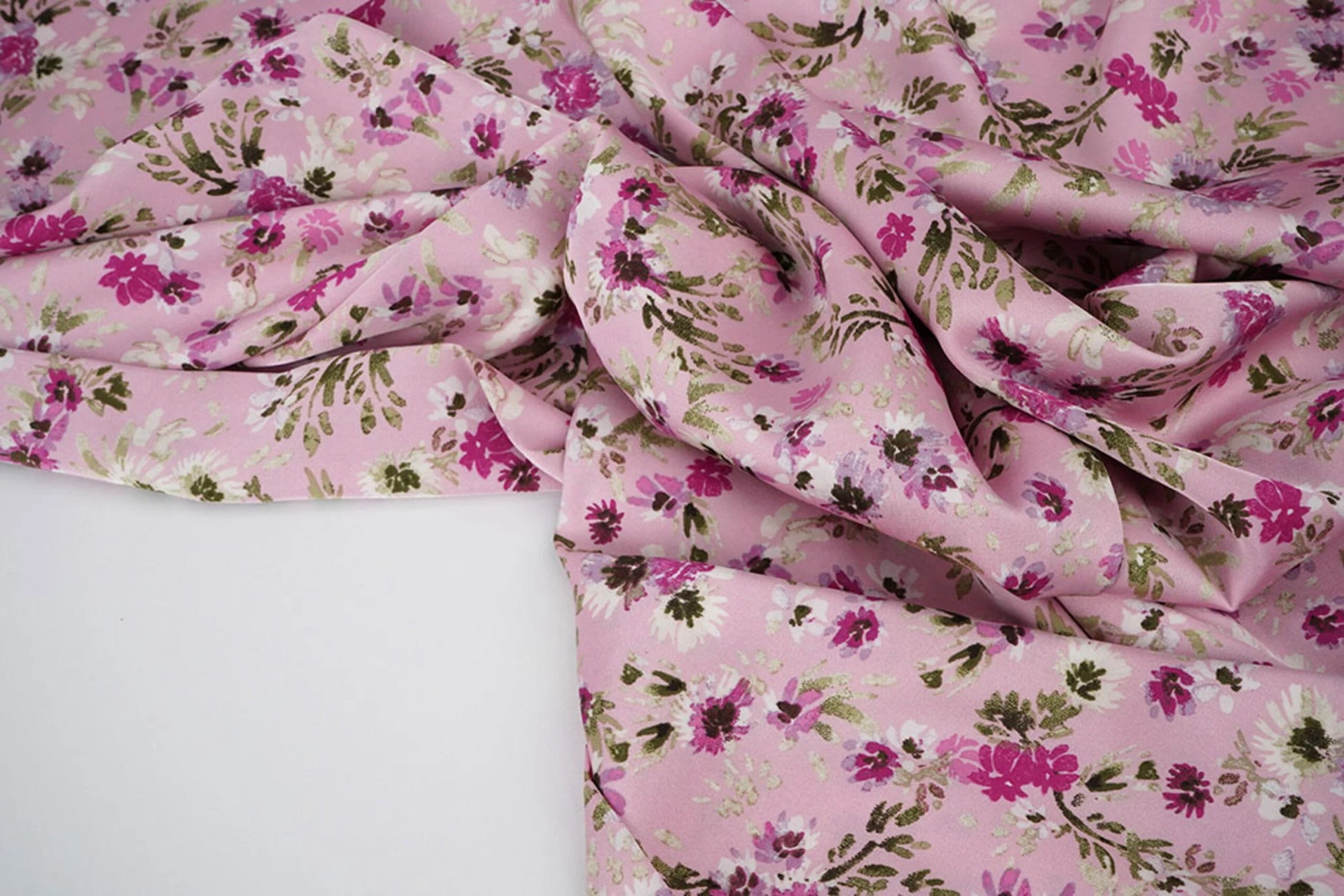 Satin avec élasthanne - fleurs sur fond rose 80 g/m²