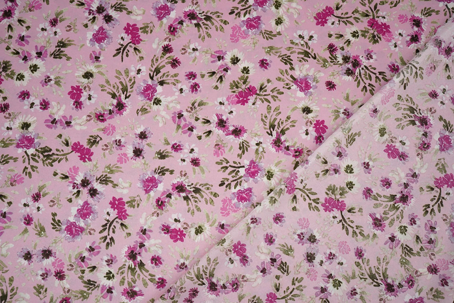 Satin avec élasthanne - fleurs sur fond rose 80 g/m²