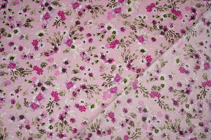 Satin avec élasthanne - fleurs sur fond rose 80 g/m²