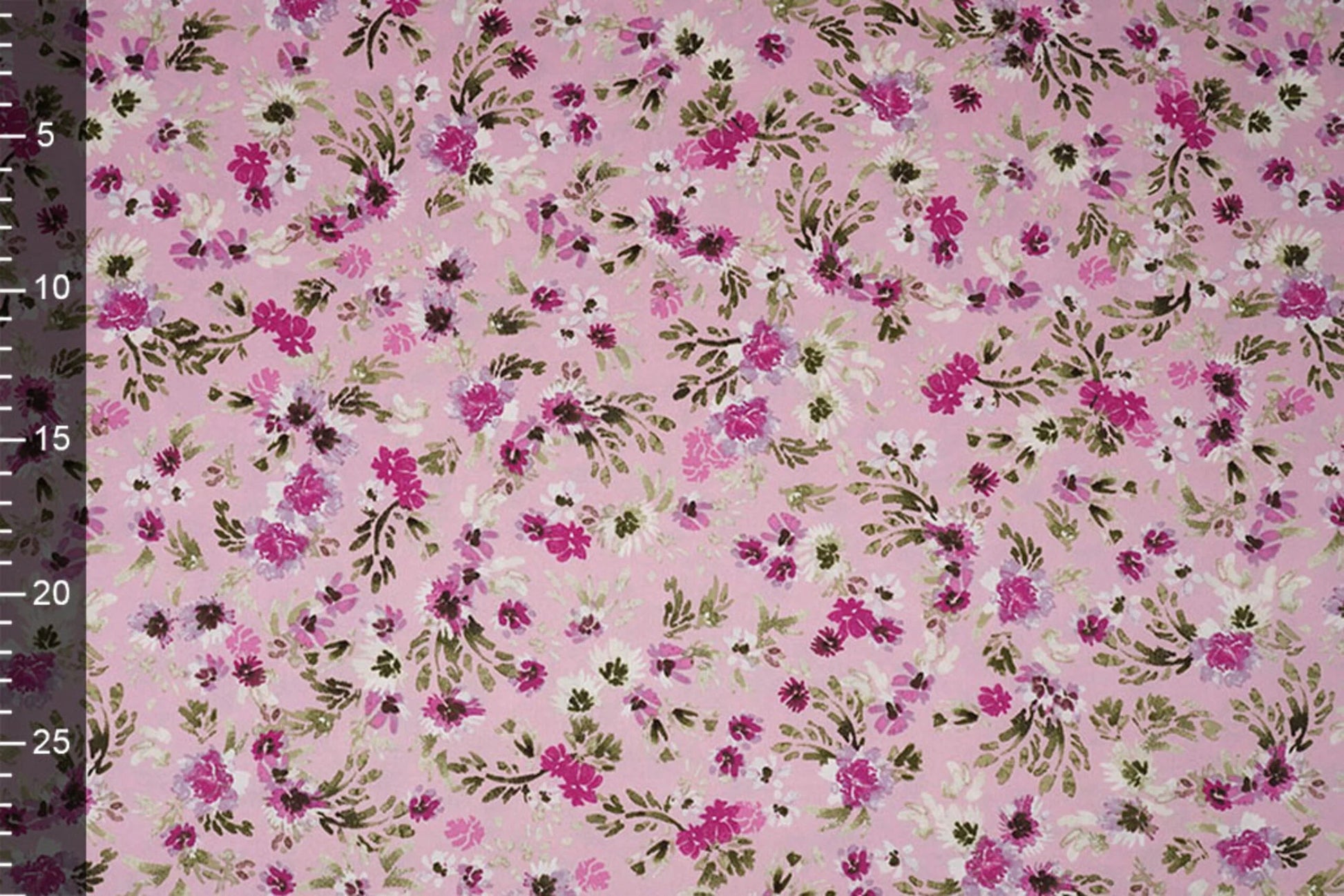 Satin avec élasthanne - fleurs sur fond rose 80 g/m²