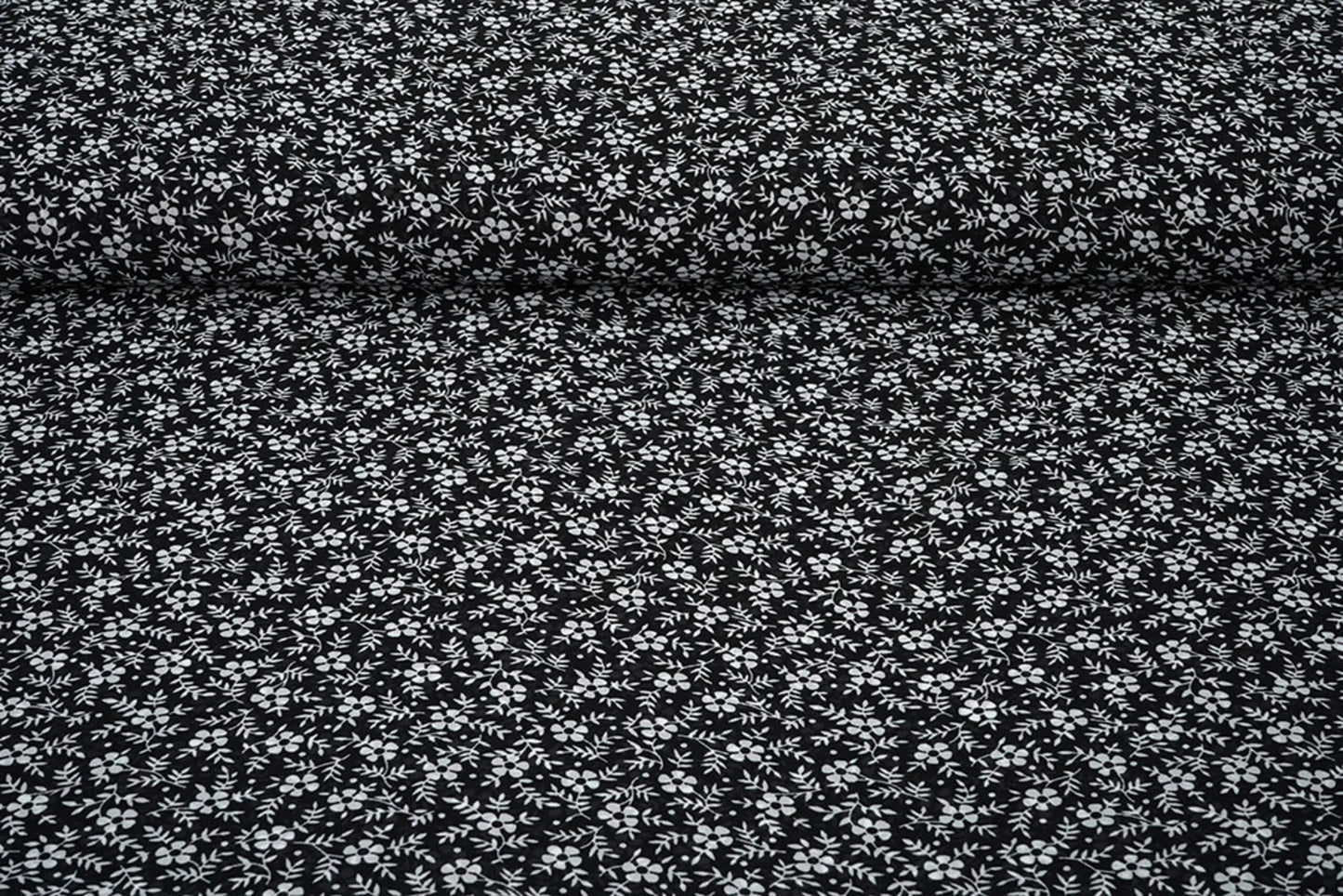 Chiffon à petites fleurs blanches sur fond noir | 150 cm | 65 g/m²