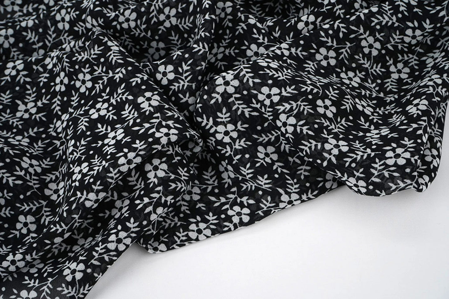 Chiffon - petites fleurs blanches sur fond noir | 150 cm | 65 g/m²
