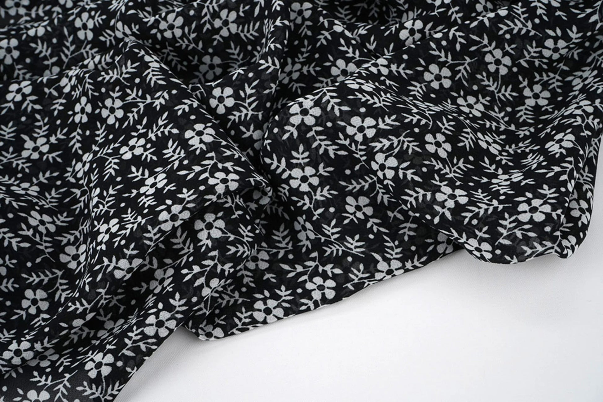 Chiffon - petites fleurs blanches sur fond noir | 150 cm | 65 g/m²