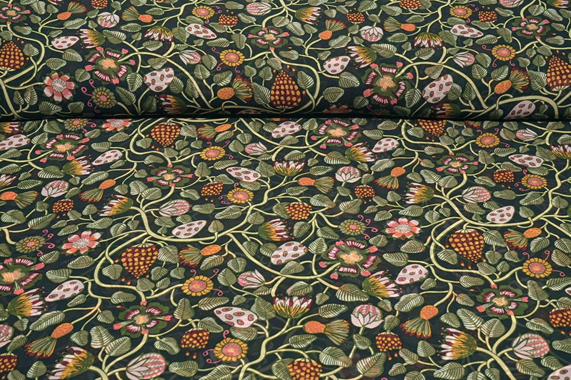 Image de chiffon à fleurs avec fils verts | 150 cm | 65 g/m² – disponible chez Šarlotes audumi