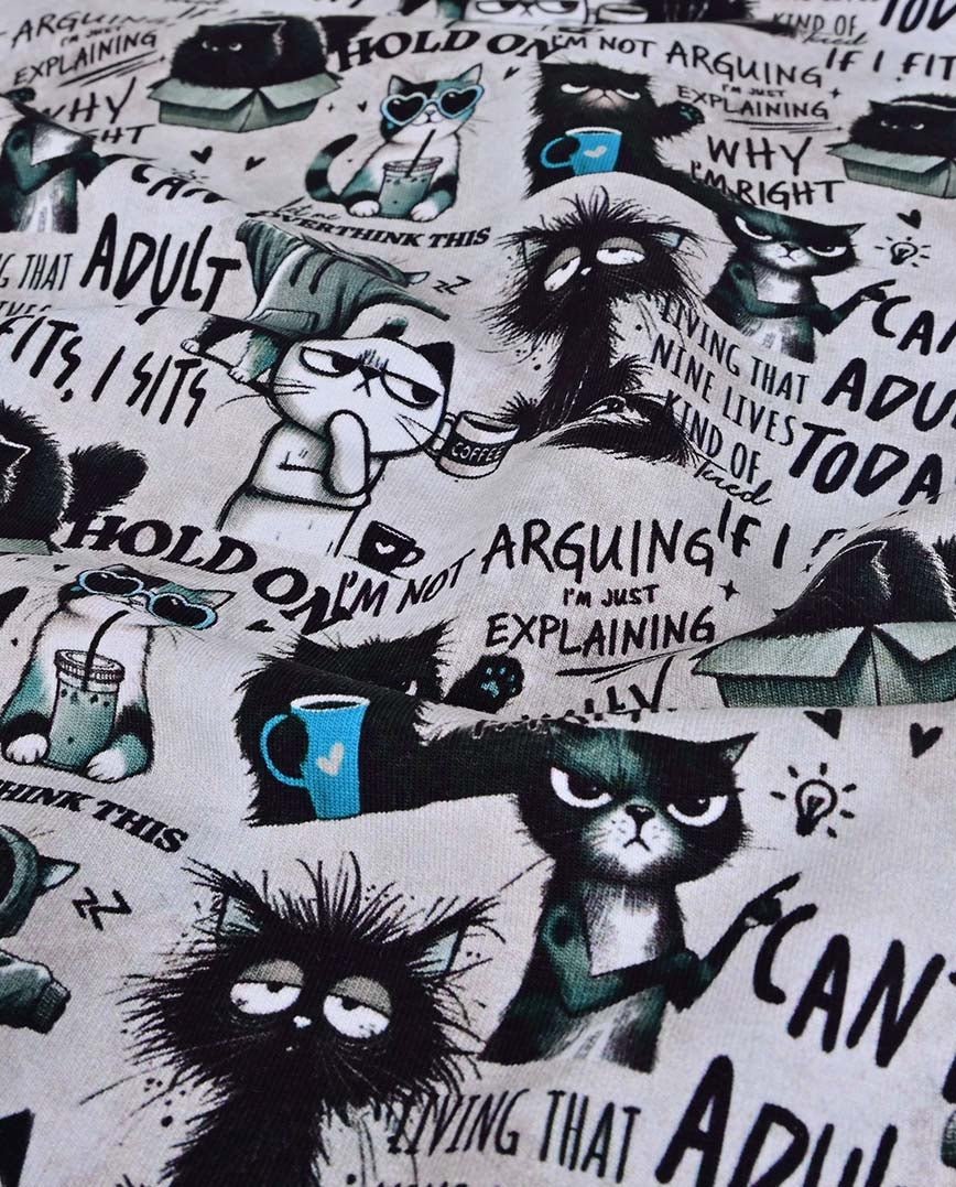 Image de jersey chaud, tissu Alpenfleece avec des chats – disponible en ligne chez Tissus de Charlotte