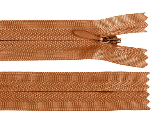 Image avec fermeture éclair invisible - brun chaud – disponible chez Šarlotes audumi