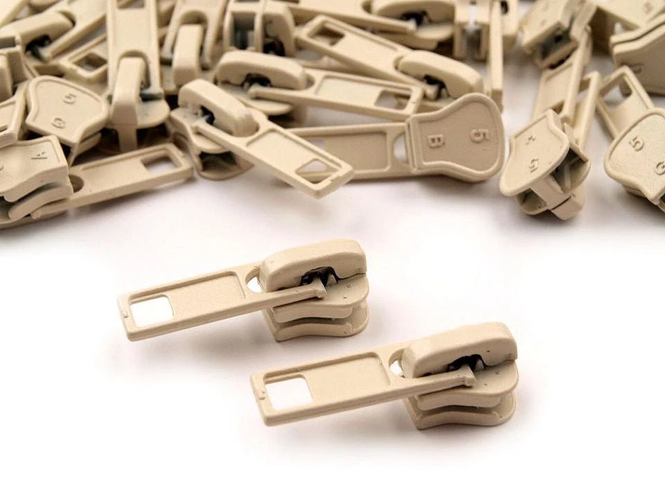 alt
Image with slider, plastic zipper pull for No. 5|in various shades – available at Šarlotes audumi