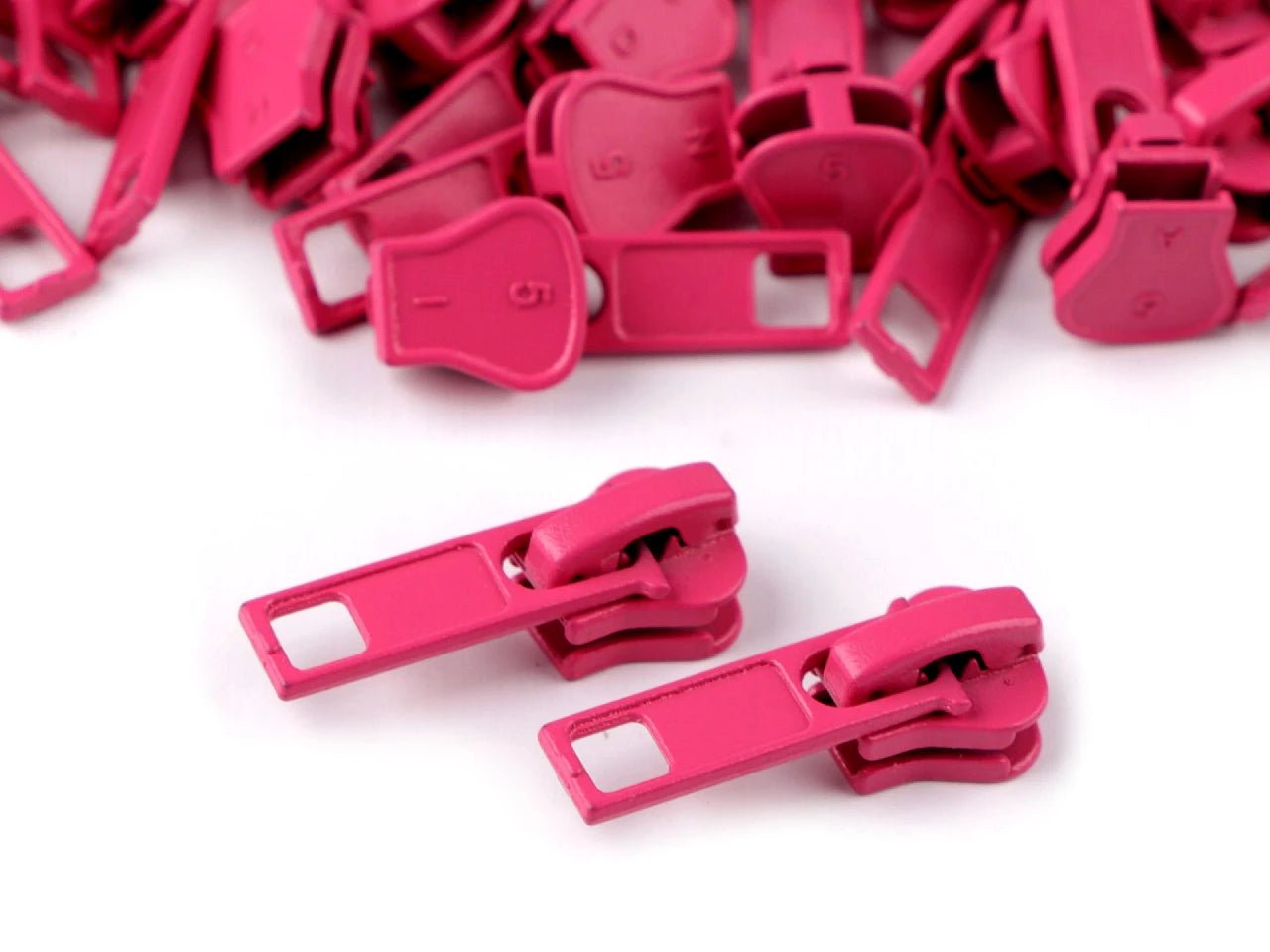 alt
Image with slider, plastic zipper pull for No. 5|various shades – available at Charlotte's Fabrics