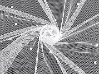 Image d’un tulle fin avec perles 36 g/m² - blanc – disponible chez Šarlotes audumi