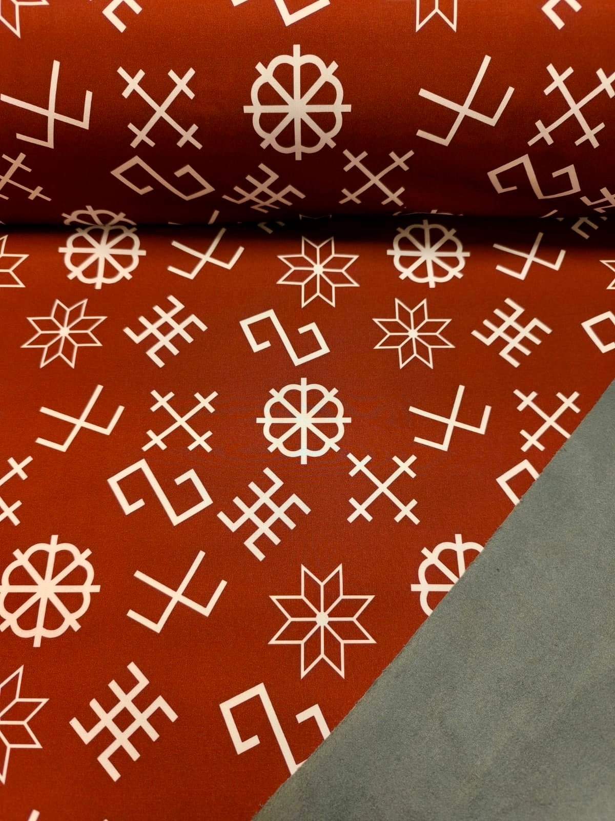Tissu softshell avec symboles de force lettons sur fond brun-rouge 310 g/m²