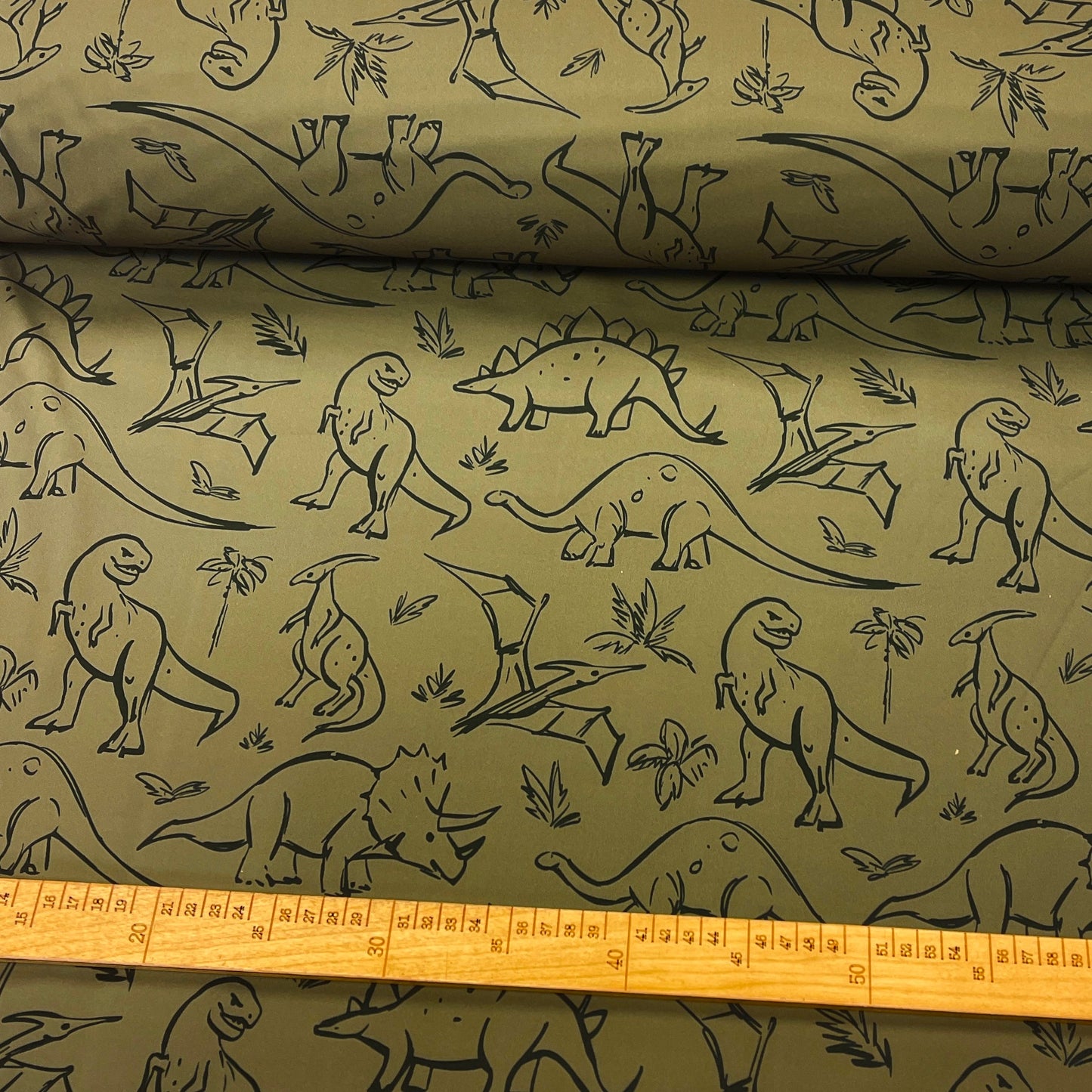 Tissu softshell dino 310 g/m² – disponible chez Šarlotes audumi