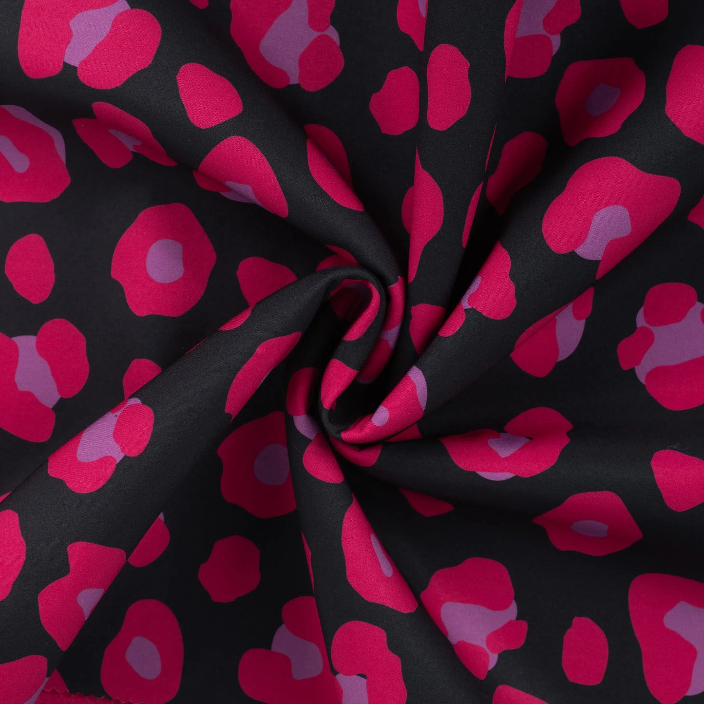 Image du tissu softshell léopard fuchsia 310 g/m² – disponible chez Šarlotes audumi