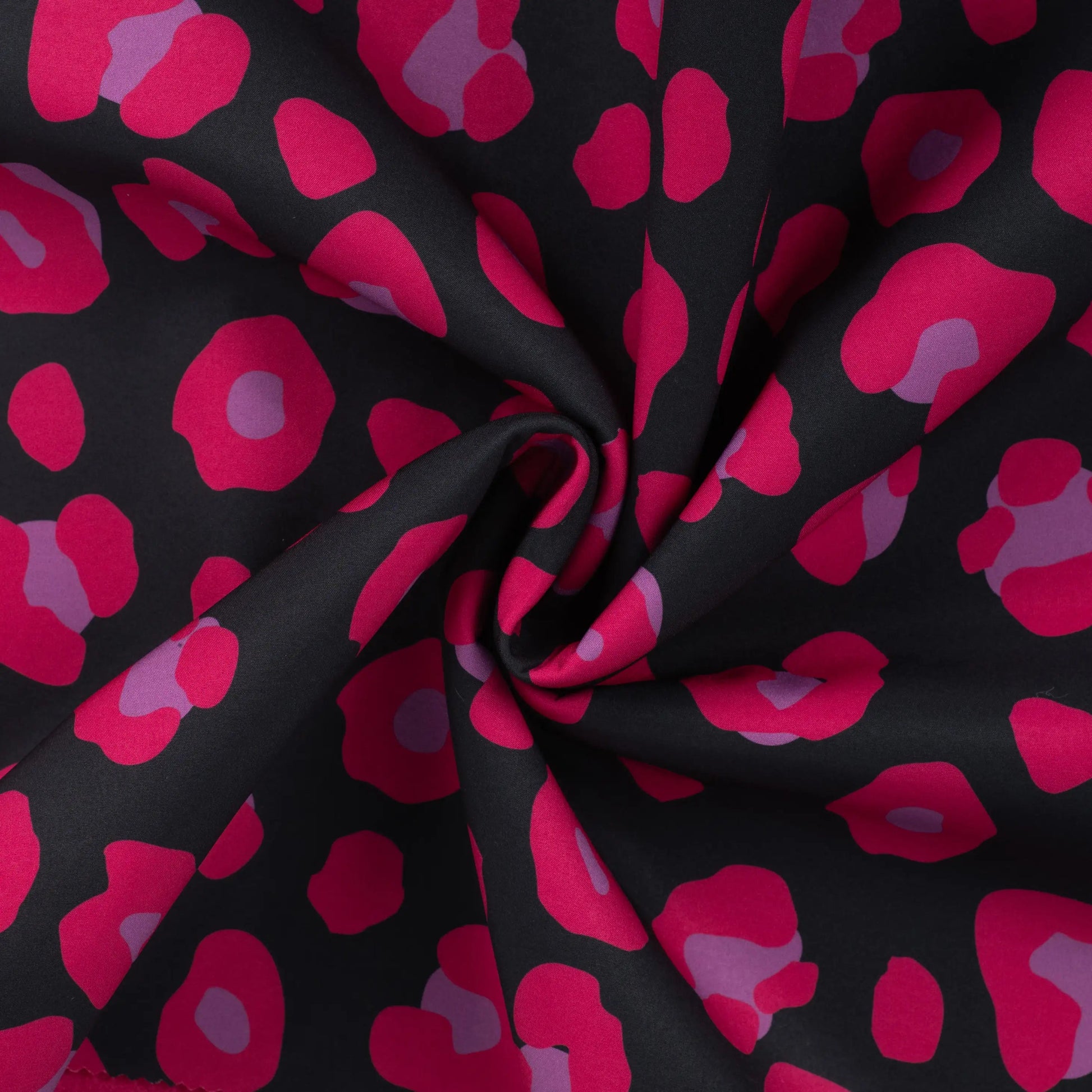 Image du tissu softshell léopard fuchsia 310 g/m² – disponible chez Šarlotes audumi